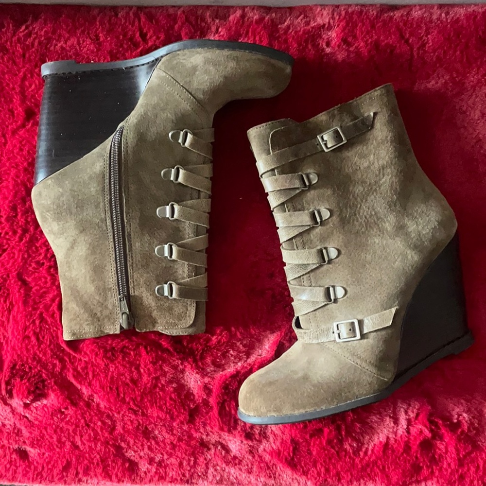 BCBG olive green ankle boots womens size 6.